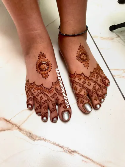 A simple and beautiful lotus design for the feet, perfect for a bride who wants a touch of henna without full coverage.