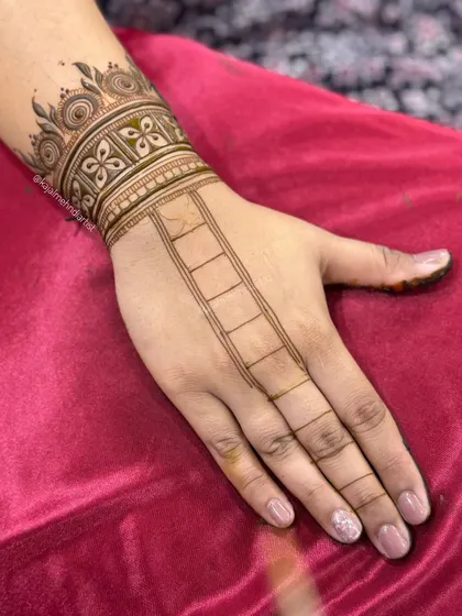 The starting outline for a guest henna design, showing how I build the pattern.