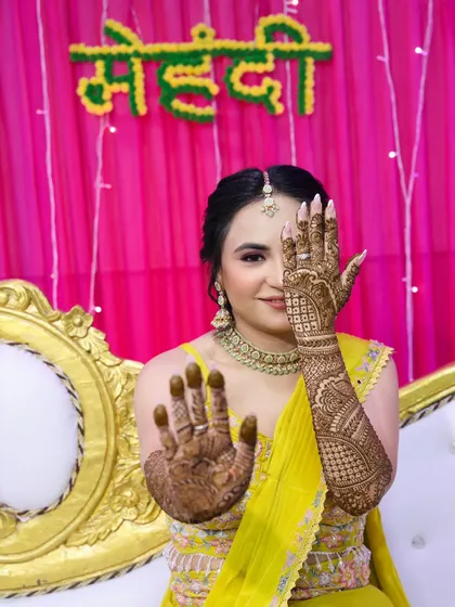 Another creative pose with the henna.