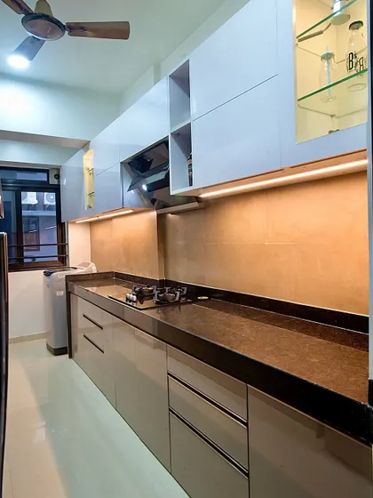 A shot of the cooking area with glass-fronted upper cabinets, perfect for displaying crockery.
