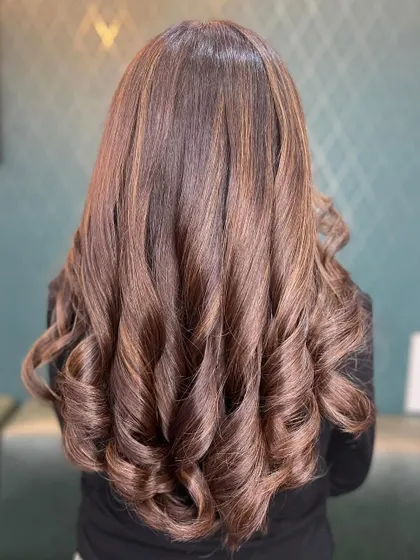 Beautifully styled curls in a sophisticated caramel brown. The finish is glossy and the look is timeless.