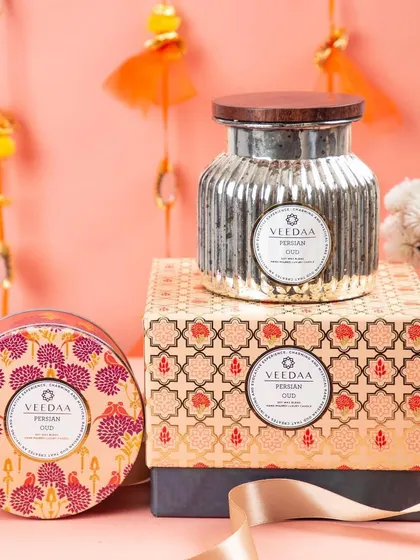 Our mercury jars, shown here with the Persian Oud fragrance, add an aesthetic and fragrant touch to your home during the festive season.