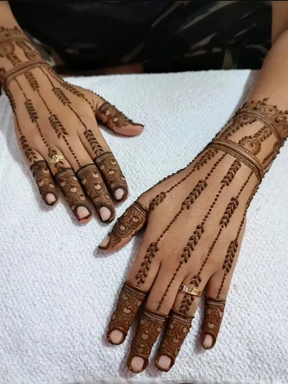 A simple and elegant design with lines of delicate leaves. This style is very modern and looks beautiful for any occasion.