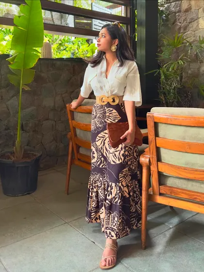 Another shot of the 'old money' inspired look. The white linen shirt is a timeless summer staple.