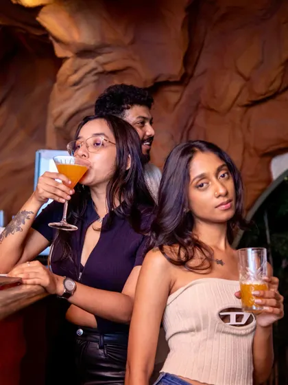 Friends enjoying the fresh cocktails and good company at the bar. This is the social heart of our JU:CY Wednesdays.