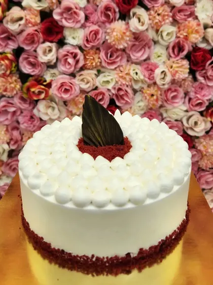 My favorite Red Velvet cake design. This simple yet elegant cake features a border of red velvet crumbs and a single dark chocolate garnish in the center, letting the classic flavors speak for themselves.