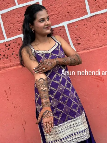 A stylish and modern mehendi design for a guest or a pre-wedding function, featuring a diamond-shaped jaal pattern.