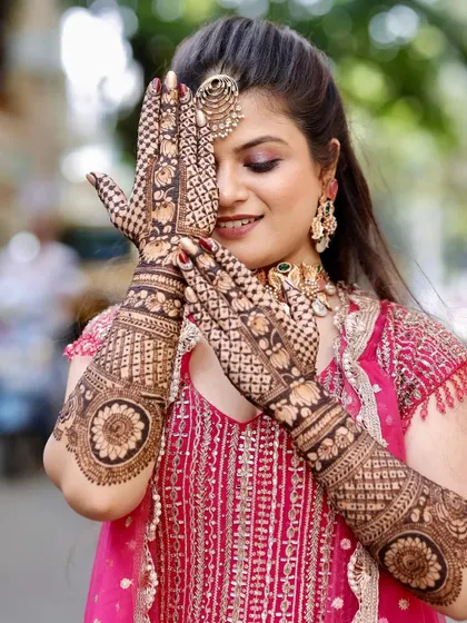 A duplicate of 289, a beautiful and popular bridal pose.