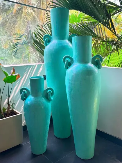 A duplicate image of the stunning 'Del Mar' planters in full bloom.