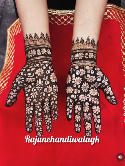 A very pretty and full floral 'jaal' (net) design for the palms. This style is great for any festival and looks very delicate and feminine.