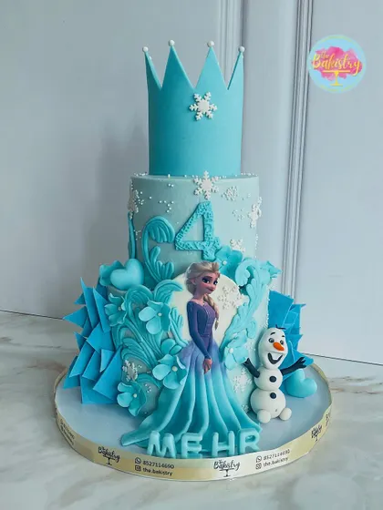 A Frozen-themed masterpiece for Mehr’s 4th birthday. This cake is adorned with a beautiful Elsa, a cheerful Olaf, and a stunning ice crown.