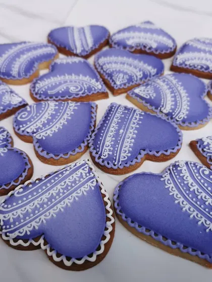 A closer look at the details on the periwinkle blue heart cookies. The fine lines and dots require a steady hand, but the final look is so worth the effort.