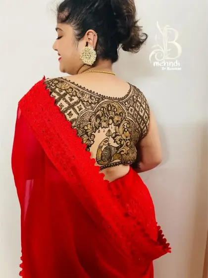 Mehndi is not just for hands. I love creating unique body art, like this intricate back piece featuring a beautiful peacock design surrounded by a geometric jaal pattern. It’s a bold and beautiful way to adorn yourself for any celebration.