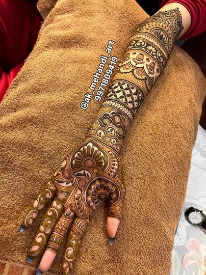 This full hand and arm design is filled with shaded and 3D elements. My comprehensive course covers how to apply these techniques to large-scale bridal work.