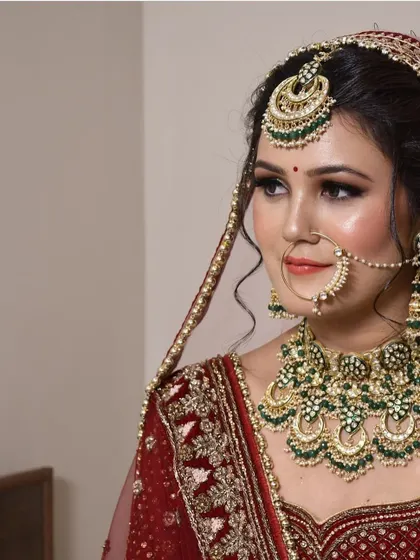 This bride is wearing one of my popular green meenakari sets. The combination of Kundan work with green enamel is a classic choice for a traditional yet vibrant look.