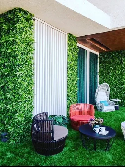 I can turn any balcony into a private green oasis. This project combines a soft artificial grass floor with lush vertical garden walls and pillars, creating a complete, maintenance-free outdoor lounge area.