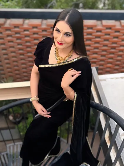 Here you can see the full effect of this modern party look. The sleek hair and statement jewelry are perfectly balanced by the classic makeup, creating an overall look of sophistication and confidence.