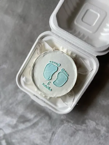 A simple and sweet bento cake with tiny baby feet to mark a 6-month birthday. It's a lovely way to celebrate the halfway point to one year.