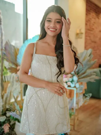 A radiant and happy Utsavi. Her skin is glowing and her smile is the best accessory.