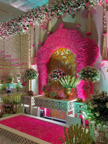 An opulent blend of cascading florals, a statement arch of pink flowers, and rich gold accents, all designed to impress at every glance. 🌸