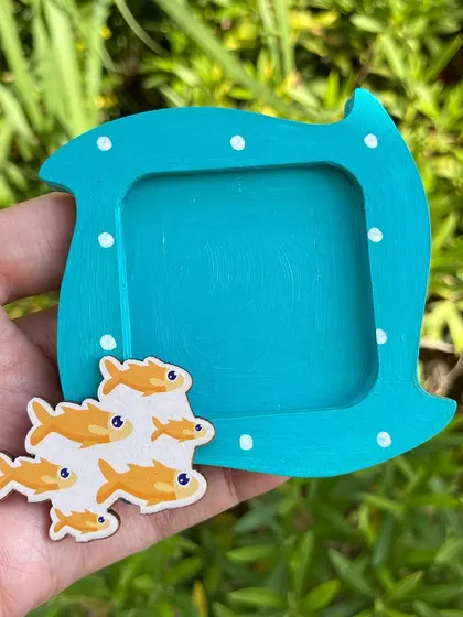An under-the-sea theme with a school of fish on this photo magnet.