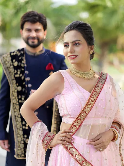A playful and beautiful shot where the bride is the center of attention. This kind of focus-play adds a creative touch to your pre-wedding album.