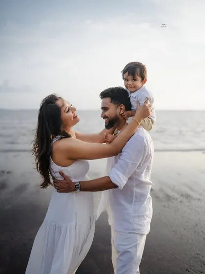 A perfect family moment captured on the beach, with the little one enjoying a shoulder ride. This is the kind of candid, joyful interaction I strive to capture in every outdoor family photoshoot.