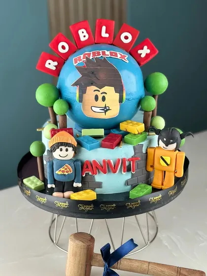 Game on! We leveled up the celebration with this epic Roblox-themed piñata cake, complete with a hammer to smash it open and reveal the sweet surprises inside.