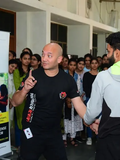 I explain a key principle to a participant during a university workshop. My teaching style is interactive and direct, ensuring that every student understands the 'why' behind each move, not just the 'how'.
