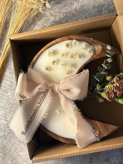 This wooden moon crescent bowl candle is a unique and beautiful piece, perfect for Ramadan decor or as a special gift.
