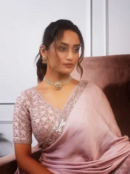 Elegant simplicity that is priceless. This model showcases a delicate yet intricate choker, a perfect example of how our contemporary fusion pieces can complement a modern, sophisticated look with grace.