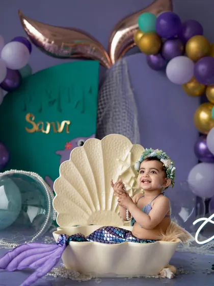 A pearl from the ocean. Our 'Little Mermaid' theme features a beautiful clamshell prop, perfect for creating an enchanting underwater world for your baby's photoshoot.