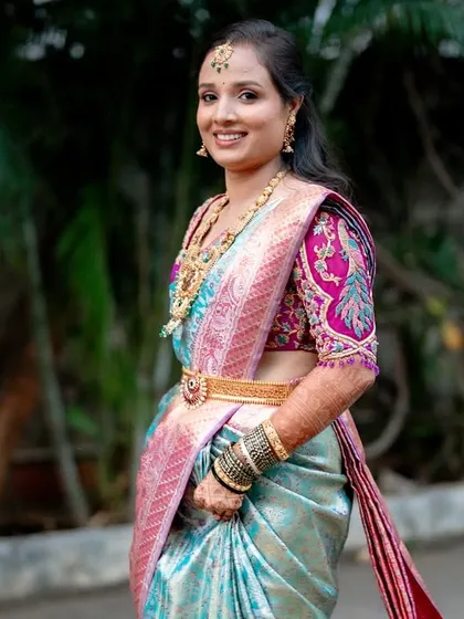 Anusha, all set for her reception. She wanted a subtle and simple yet elegant look for her oily, acne-prone skin.