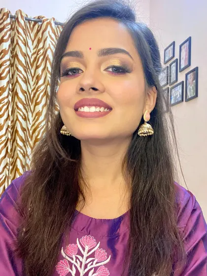 A happy smile to go with the glam. This look proves that a classic smokey eye can be both dramatic and incredibly wearable.