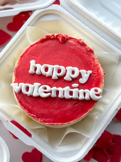 My Valentine's Day bento cake collection is all about spreading the love. This set includes heart-shaped and round mini cakes with messages like "be mine," "ily," and "xoxo," all beautifully packaged and ready for gifting.