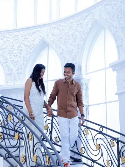 A beautiful, candid moment captured as a couple descends a grand staircase. We love using stunning architectural backdrops to create elegant and timeless pre-wedding portraits that feel both natural and breathtaking.