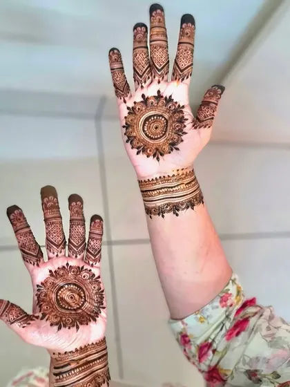 A classic and elegant mandala design on the back of the hands, perfect for guests or for those who prefer a minimalist look.