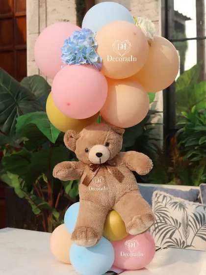 A close-up of the adorable teddy bear centerpiece.