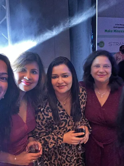 Another moment from a cosmetic dermatology conference, surrounded by peers. These events are crucial for sharing insights on complex topics like the management of androgenetic alopecia and other hair loss conditions.