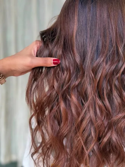 A close-up on subtle, sun-kissed waves. This look is all about creating a natural, glossy finish that looks effortlessly stunning.