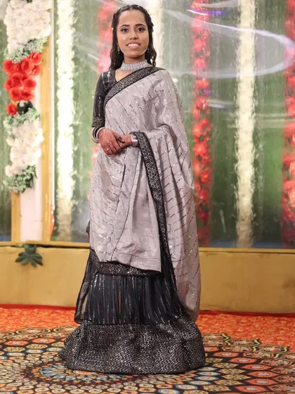 Another shot of this beautiful guest. The hairstyle and makeup complement her outfit perfectly.