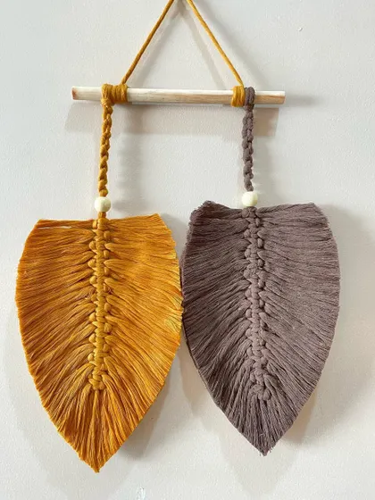 A perfect pair of mini leaves in mustard and brown. These small hangings are great for adding a little touch of boho charm to any nook.