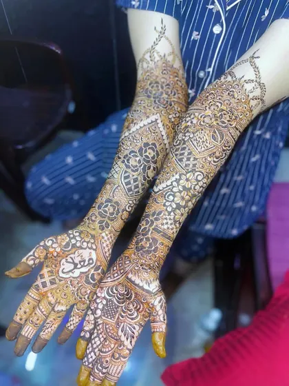 A crossed-hands view of this bridal design, showing the groom's name "Moin" written on one palm.