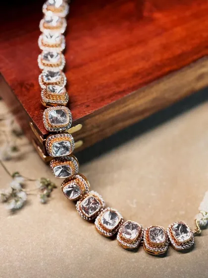 A simple yet elegant necklace made of a single row of square-cut polki diamonds.