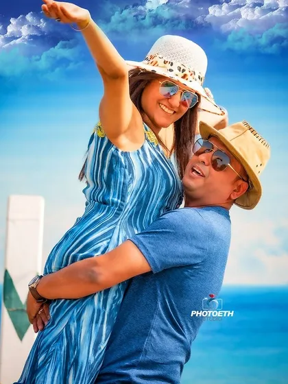 Creating a fun, beach vacation vibe with a painted backdrop. The couple's playful lift and happy expressions make this shot feel full of life.