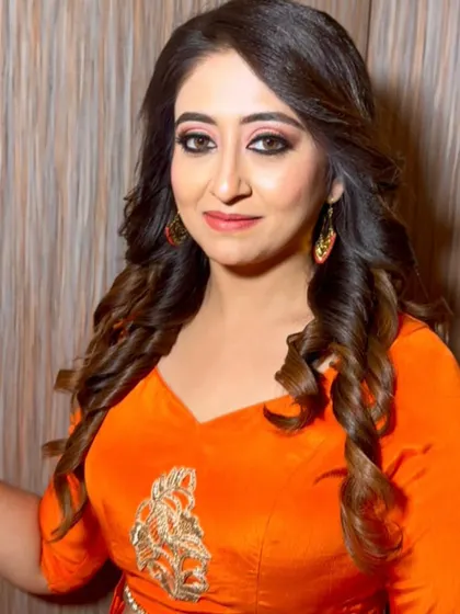 A close-up of the party makeup. The eyes are the focus, with a sharp liner and warm eyeshadow tones that make them stand out. The skin is kept fresh and dewy.