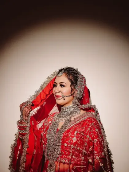A slight turn of the head, a gentle smile. This portrait, part of a series playing with light, captures a different facet of the bride's personality, showing her soft and graceful side.