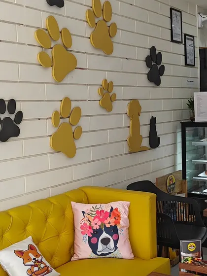 The decor at Pet Feast Café is as warm and inviting as their food. It's a perfect example of the kind of welcoming environment I strive to create at all my events.