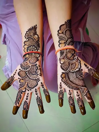 The front-side companion to the previous design, this shows a full-palm Arabic mehandi with covered fingertips.