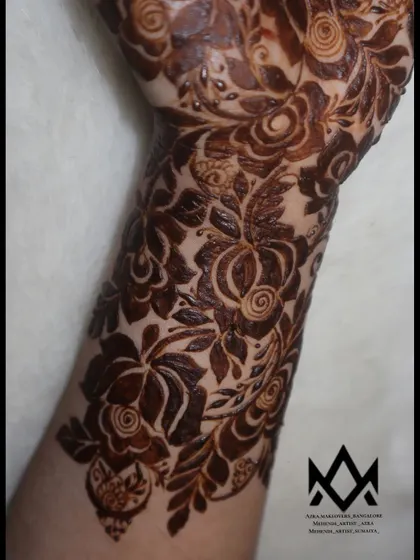 The Arabic floral design continues from the palm up the wrist, creating a cohesive and elegant look.